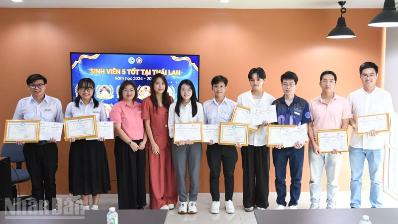 Các cá nhân tiêu biểu được trao tặng danh hiệu “Sinh viên 5 tốt”.