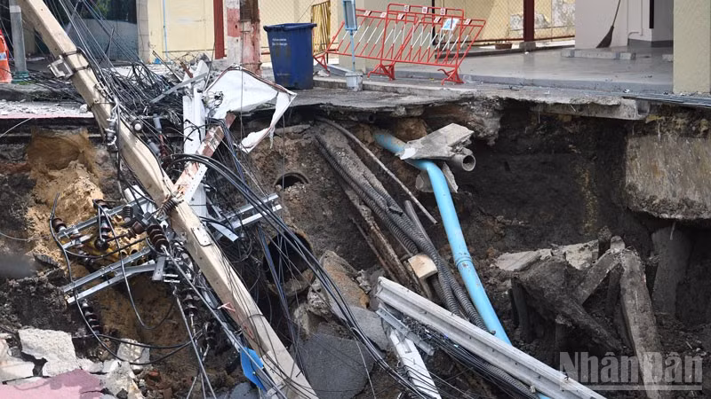 Hàng loạt cột điện, hệ thống dây điện bị cuốn xuống hố tử thần tại Bangkok. (Ảnh: XUÂN SƠN)