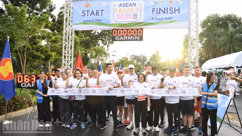 Đông đảo cán bộ ngoại giao các nước thành viên và đối tác của ASEAN tham gia sự kiện.