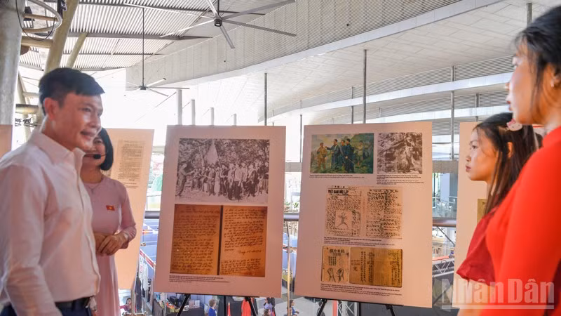 Triển lãm giới thiệu về cuộc đời và sự nghiệp của Chủ tịch Hồ Chí Minh với kiều bào.