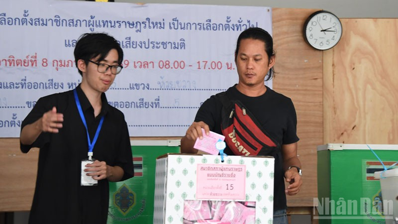 Cử tri Thái Lan bỏ phiếu bầu ứng cử viên Hạ nghị sĩ theo danh sách đảng. (Ảnh: MINH THẮNG)