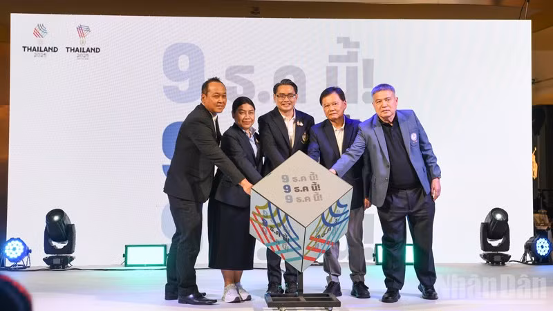 Các đại biểu làm nghi lễ đếm ngược 90 ngày tới SEA Games 33 và ASEAN Para Games 13. (Ảnh: XUÂN SƠN)