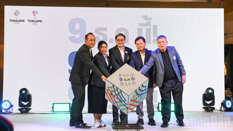 Các đại biểu làm nghi lễ đếm ngược 90 ngày tới SEA Games 33 và ASEAN Para Games 13. (Ảnh: XUÂN SƠN)