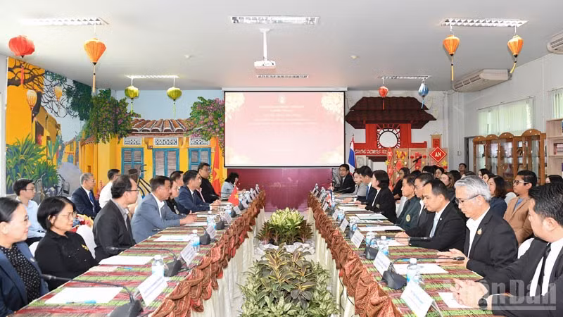 Cuộc làm việc giữa Đại sứ quán Việt Nam tại Thái Lan và Đại học Rajabhat Udon Thani. (Ảnh: MINH THẮNG)