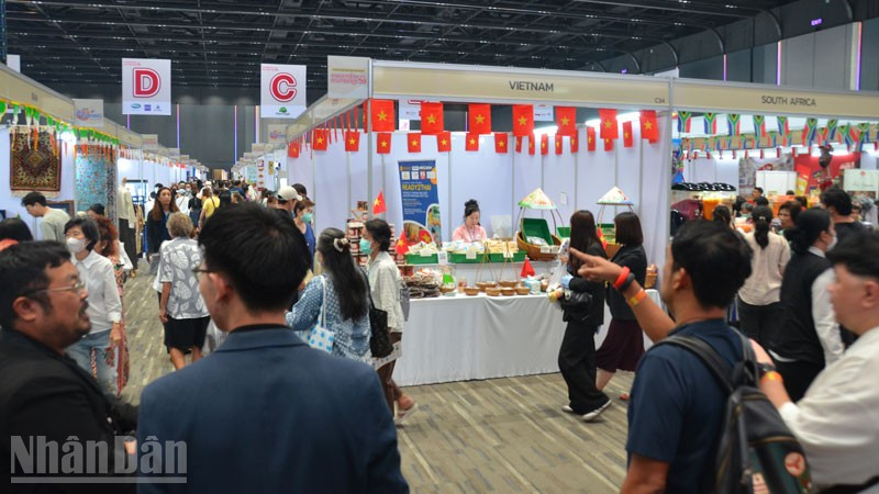 Các gian hàng của Việt Nam tại Hội chợ Chữ thập Đỏ Đoàn Ngoại giao lần thứ 59. (Ảnh: MINH THẮNG)