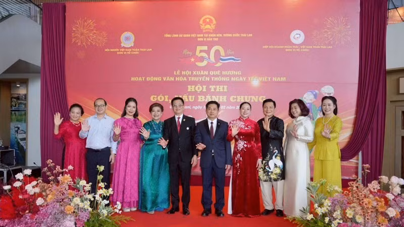 Các đại biểu tham dự hội thi gói, nấu bánh chưng. (Ảnh: CTV)