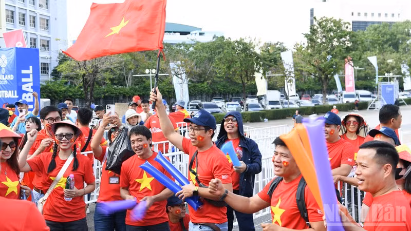 Cổ động viên hào hứng trước trận đấu của đội tuyển Việt Nam tại sân vận động Rajamangala. (Ảnh: XUÂN SƠN)