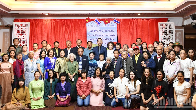 Đại sứ Phạm Việt Hùng cùng đông đảo kiều bào tại tỉnh Chiang Mai, Thái Lan. (Ảnh: XUÂN SƠN)