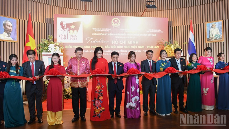Các đại biểu cắt băng khai mạc triển lãm.