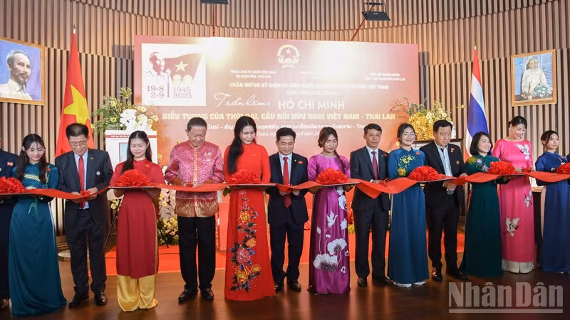 Các đại biểu cắt băng khai mạc triển lãm.