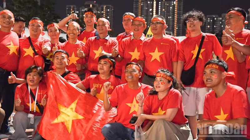 Cổ động viên háo hức trước trận chung kết giữa hai đội tuyển U22 Việt Nam và Thái Lan. (Ảnh: MINH THẮNG)