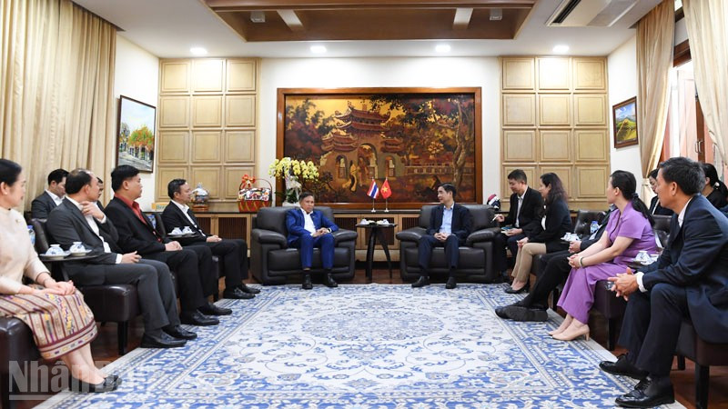 Đoàn Đại sứ quán Lào tại Thái Lan chúc mừng về thành công của Đại hội XIV của Đảng. (Ảnh: MINH THẮNG)