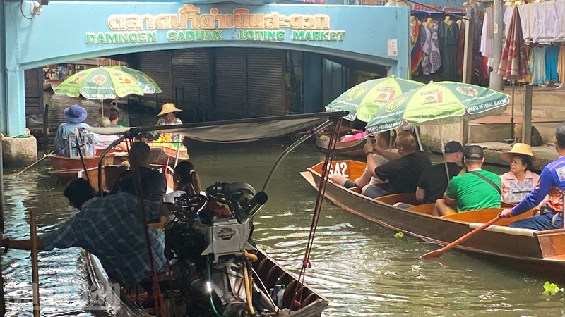 Một góc chợ nổi Damnoen Saduak. (Ảnh: XUÂN SƠN)