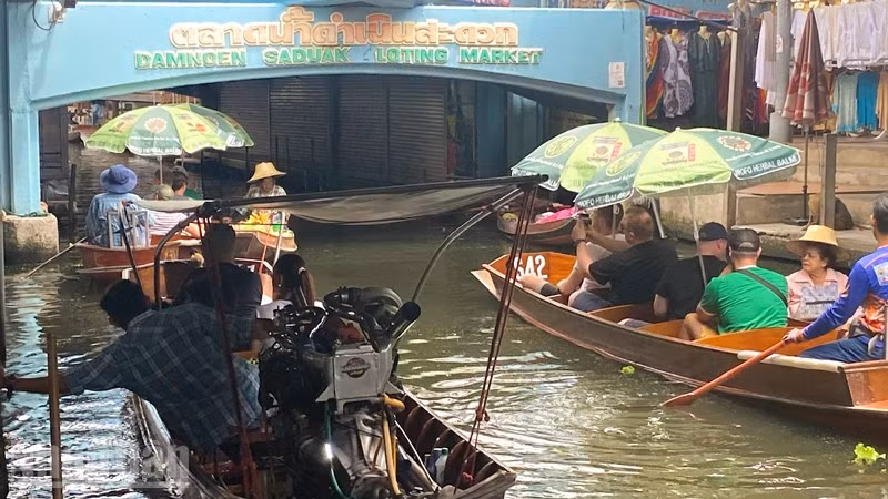 Một góc chợ nổi Damnoen Saduak. (Ảnh: XUÂN SƠN)