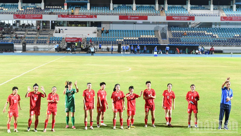 Đội tuyển bóng đá nữ chào cổ động viên Việt Nam sau chiến thắng đầu tiên tại SEA Games 33. (Ảnh: MINH THẮNG)