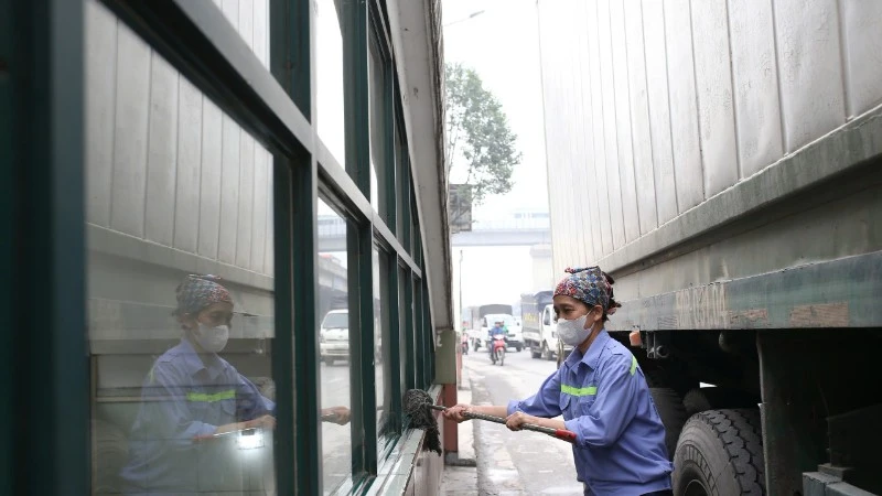 Bụi mịn PM2.5 phủ khắp thành phố Hà Nội.