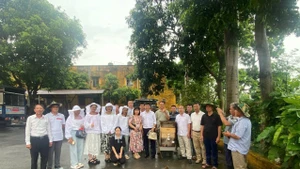 Các học viên sau khi được hướng dẫn về kỹ thuật chăm ong và khai thác mật ong tầng kế, nâng cao chất lượng sản phẩm OCOP mật ong.