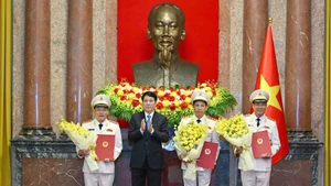 Chủ tịch nước Lương Cường trao quyết định thăng cấp bậc hàm Thượng tướng cho lãnh đạo Bộ Công an. (Ảnh: XUÂN KỲ-THỦY NGUYÊN)