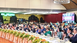 Các đồng chí lãnh đạo Đảng, Nhà nước, khách quốc tế dự buổi chiêu đãi. (Ảnh: Thủy Nguyên)