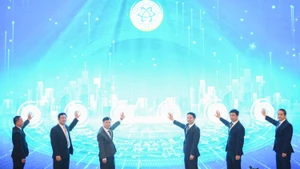 Bộ trưởng Khoa học và Công nghệ Nguyễn Mạnh Hùng cùng các đại biểu thực hiện nghi thức kích hoạt các sáng kiến. (Ảnh: THẾ ĐẠI).