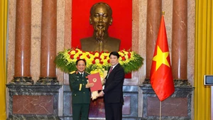 Chủ tịch nước trao quyết định thăng quân hàm cho Đại tướng Trịnh Văn Quyết.