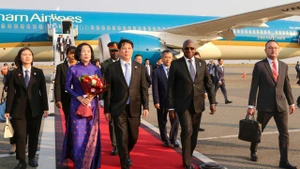 Chủ tịch nước Lương Cường đến Luanda, bắt đầu chuyến thăm cấp Nhà nước Cộng hòa Angola.