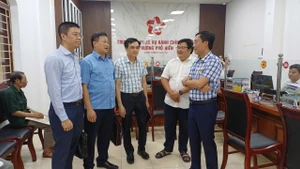 Đoàn công tác Bộ Khoa học và Công nghệ trao đổi, lắng nghe ý kiến tại Trung tâm phục vụ hành chính công Phường Phố Hiến, tỉnh Hưng Yên.
