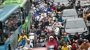 Khí thải từ phương tiện giao thông được xem là tác nhân chính gây ô nhiễm không khí khu vực Thủ đô Hà Nội. (Ảnh Thế Đại)