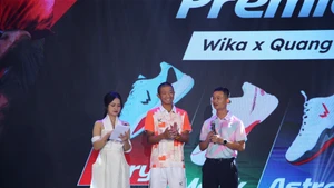 Quang Dương (giữa) giao lưu với người hâm mộ. 