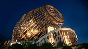 Nhà hát Đó (Khánh Hòa) ứng dụng nhiều công nghệ phục vụ các chương trình nghệ thuật đa dạng, đồng thời là một điểm nhấn kiến trúc độc đáo, đặc sắc. Ảnh: QUANG HÙNG