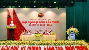 Đoàn Chủ tịch Đại hội đại biểu lần thứ I, nhiệm kỳ 2025-2030, Đảng bộ phường Mỹ Hào (tỉnh Hưng Yên) biểu quyết thông qua Nghị quyết Đại hội. Ảnh: Ngô Vi Quang 