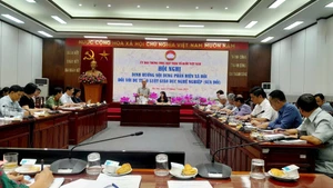Hội nghị lấy ý kiến chuyên gia, nhà khoa học góp ý vào dự thảo Luật Giáo dục nghề nghiệp (sửa đổi). (Ảnh LƯU KIM)