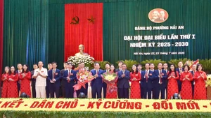 Đồng chí Trần Cẩm Tú, Ủy viên Bộ Chính trị, Thường trực Ban Bí thư và đồng chí Lê Tiến Châu, Ủy viên Trung ương Đảng, Bí thư Thành ủy Hải Phòng chúc mừng Ban Chấp hành Đảng bộ phường Hải An, nhiệm kỳ 2025-2030. (Ảnh XUÂN TRƯỜNG)