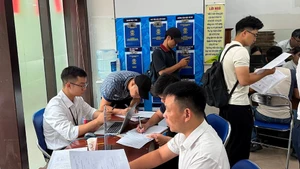 Từ tháng 7/2025, cấp xã, phường thực hiện 14 thủ tục hành chính liên quan đến đất đai, trong đó có đăng ký và cấp sổ đỏ lần đầu. (Ảnh DUY ANH)