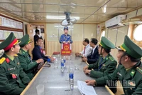 Cán bộ, chiến sĩ lực lượng Hải quân tham gia bỏ phiếu trên biển.