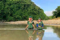 Chiến sĩ Đồn Biên phòng Hướng Lập cõng các em học sinh đến trường kịp giờ khai giảng năm học mới 2025-2026.