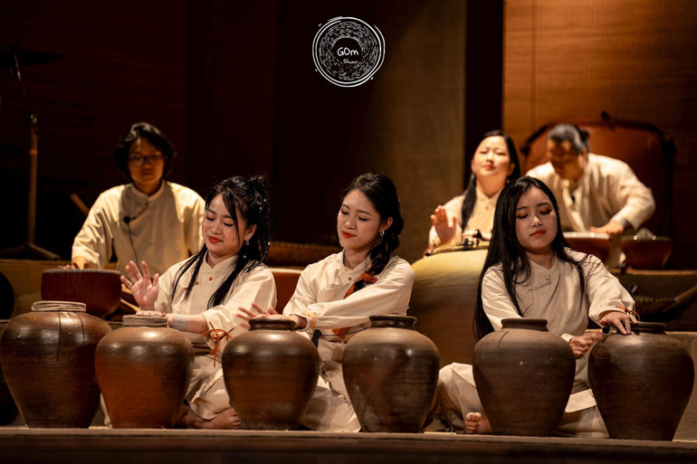 Các nghệ sĩ nhóm Đàn Đó biểu diễn chương trình GOm Show tại Hà Nội cuối tháng 6/2025. (Ảnh NVCC) cac-nghe-si-nhom-dan-do-bieu-dien-chuong-trinh-gom-show-tai-ha-noi-cuoi-thang-6-1.jpg