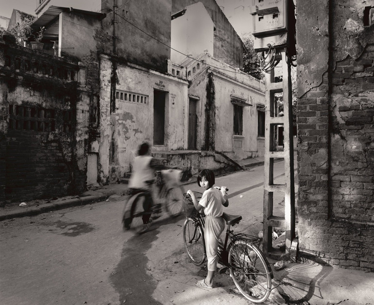 Buổi chiều qua ngõ Trúc Bạch, năm 2001. Ảnh: Hoài Linh (một bức ảnh được chọn in trong sách Hà Nội ơi) buoi-chieu-qua-ngo-truc-bach-2001-hoai-linh.jpg