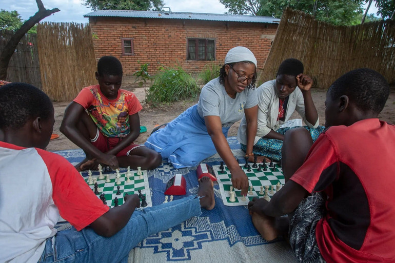 Susan Namangale, bên bàn cờ và những đứa trẻ nghèo Malawi. nu-ky-thu-co-vua-malawi-anh-2.jpg