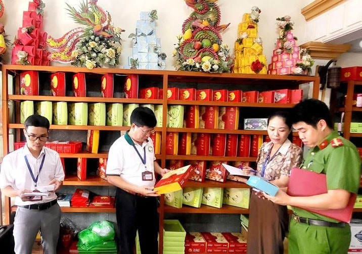 Đoàn kiểm tra số 1 kiểm tra công tác bảo đảm an toàn thực phẩm tại một cơ sở thuộc phường Hoa Lư. (Ảnh LÝ NHÂN) doan-kiem-tra-so-1-kiem-tra-cong-tac-bao-dam-an-toan-thuc-pham-tai-co-so-san-xuat-banh-keo-loan-thanh-phuong-hoa-lu-anh-ly-nhan.jpg