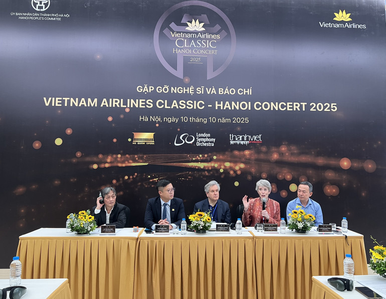 Bà Dame Kathryn McDowell (thứ hai từ phải sang), Giám đốc điều hành của Dàn nhạc Giao huỏng London, trong buổi gặp gỡ báo chí sáng 10/10. 2.jpg