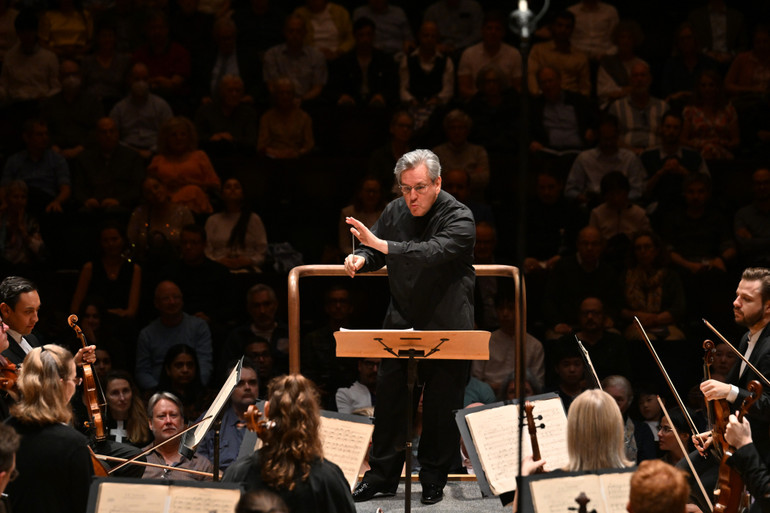 Sir Antonio Pappano, vị chỉ huy dàn nhạc danh tiếng bậc nhất thế giới hiện nay. lso-pappano-barbican-081023-mark-allan.jpg
