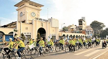 Thanh niên đi xe đạp kêu gọi việc bảo vệ môi trường và sử dụng những sản phẩm xanh.