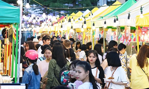 Chợ đêm Helio thu hút nhiều du khách trẻ tham quan, mua sắm.