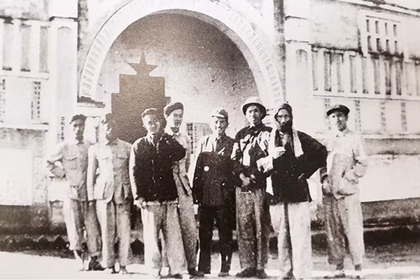 Chủ tịch Hồ Chí Minh và các thành viên trong Đoàn công tác tại Trung Quốc, tháng 1/1950. Ảnh tư liệu Bảo tàng Hồ Chí Minh