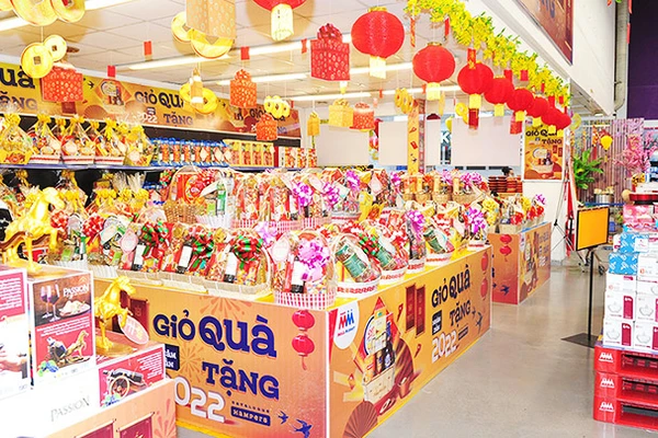 Nhiều siêu thị điều chỉnh giờ bán hàng để phục vụ nhu cầu mua sắm Tết của người dân.