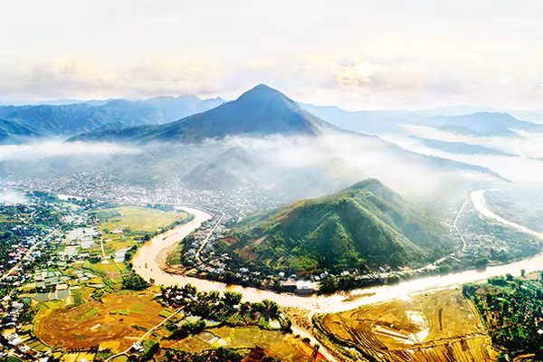 Thị trấn huyện Sông Mã dưới núi Pu Nhi, bên dòng sông Mã. Ảnh: ĐỨC TUẤN