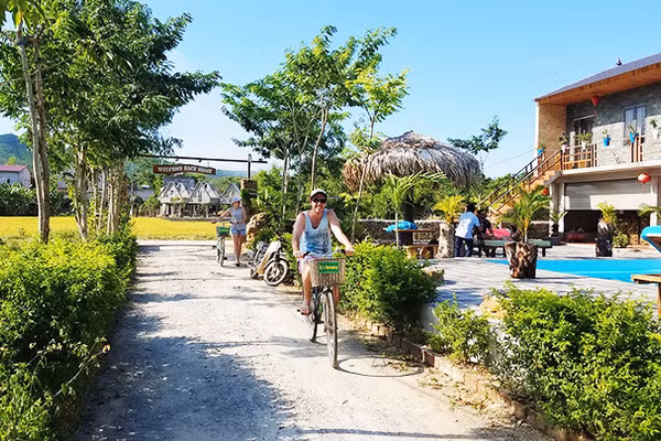 Du khách nước ngoài thăm phong cảnh làng quê Cự Nẫm (Ảnh chụp tháng 4/2021).