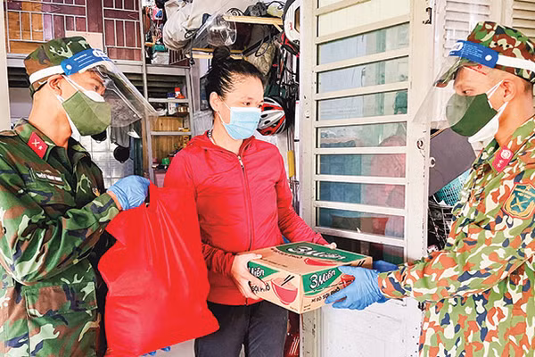 Bộ đội hỗ trợ người dân TP Hồ Chí Minh giữa mùa dịch Covid-19. Ảnh: KHỞI MINH