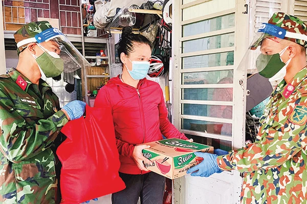 Bộ đội hỗ trợ người dân TP Hồ Chí Minh giữa mùa dịch Covid-19. Ảnh: KHỞI MINH